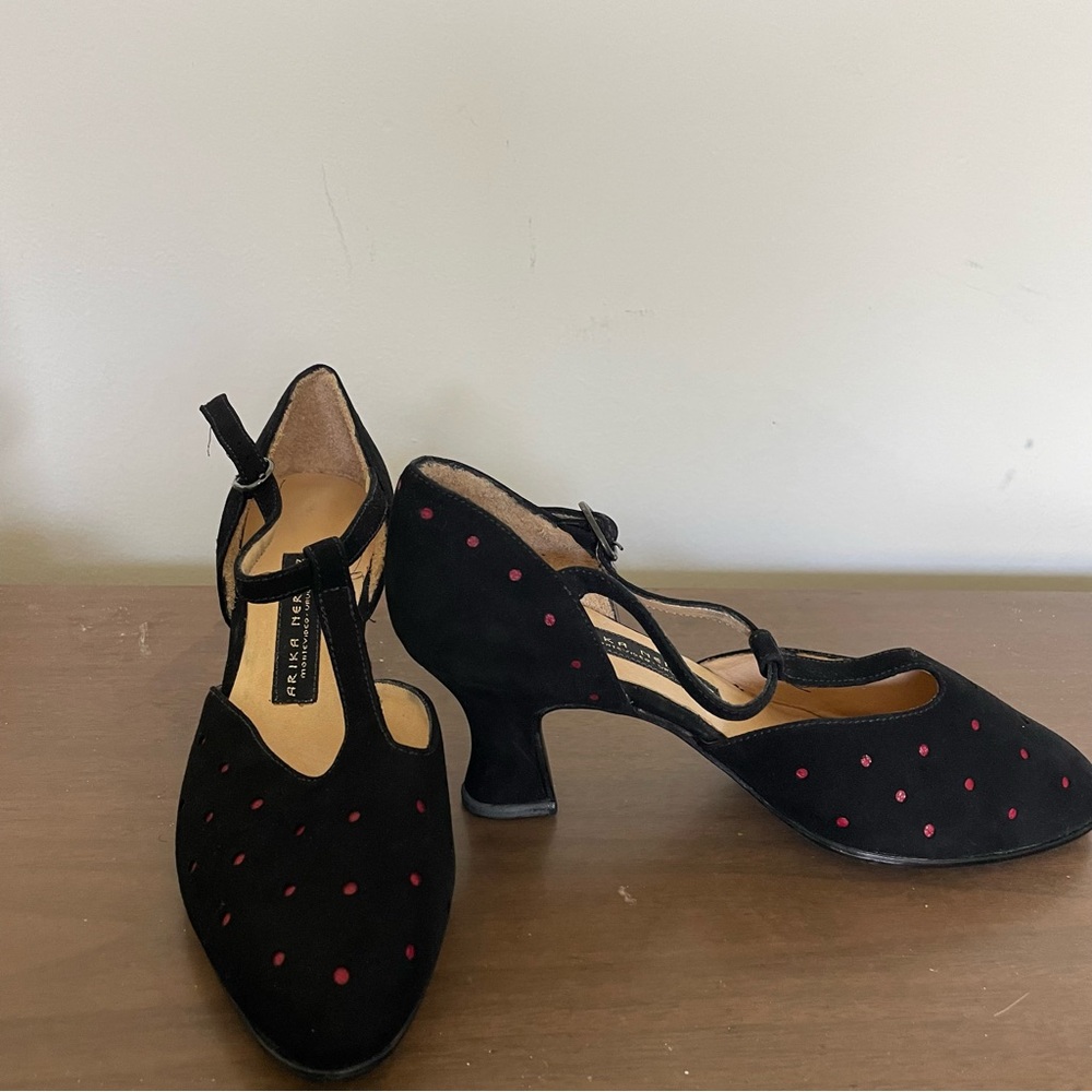 ARIKA NERGUIZ | BERETIN TINA | BLACK SUEDE WITH RED POLKA DOTS